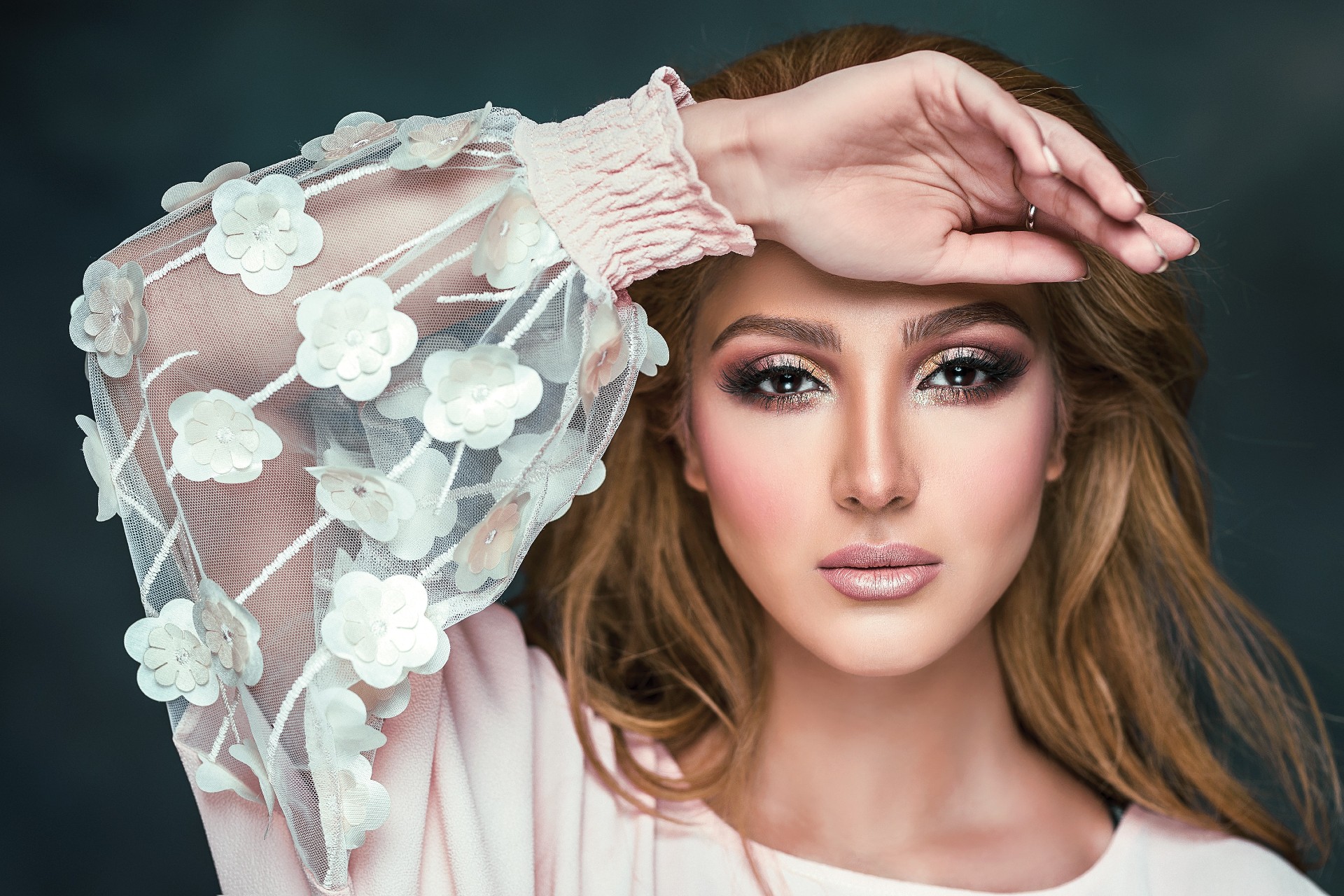 Descubre los secretos del maquillaje para resaltar tus ojos marrones.