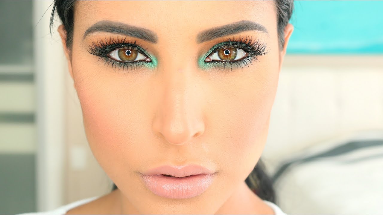 Descubre cómo resaltar tus ojos oscuros con el mejor maquillaje