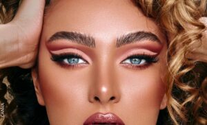 Descubre el look perfecto con maquillaje para tu outfit blanco