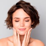 Lucir radiante a los 50: Descubre los secretos del maquillaje para realzar tu Belleza y rejuvenecer tu rostro.