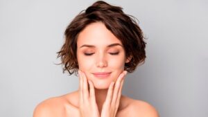 Lucir radiante a los 50: Descubre los secretos del maquillaje para realzar tu Belleza y rejuvenecer tu rostro.