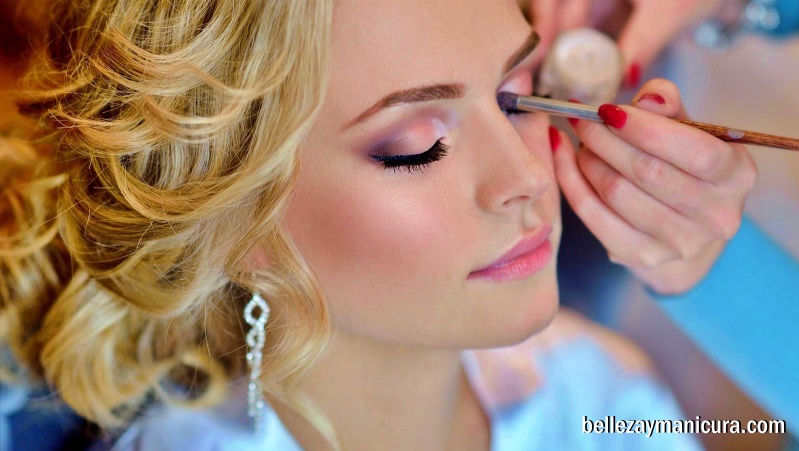 Descubre cómo hacer un maquillaje perfecto para tu vestido blanco paso a paso.