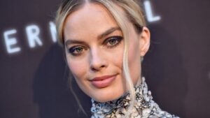 Descubre el encanto del maquillaje blanco plateado y deslumbra con tu look sofisticado y elegante.