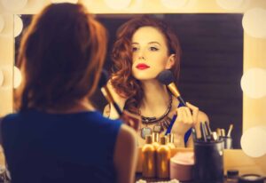 Descubre el maquillaje profesional de MAC Studio para un look perfecto.