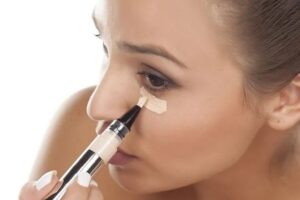 Consigue un look radiante y natural con nuestro maquillaje brillante