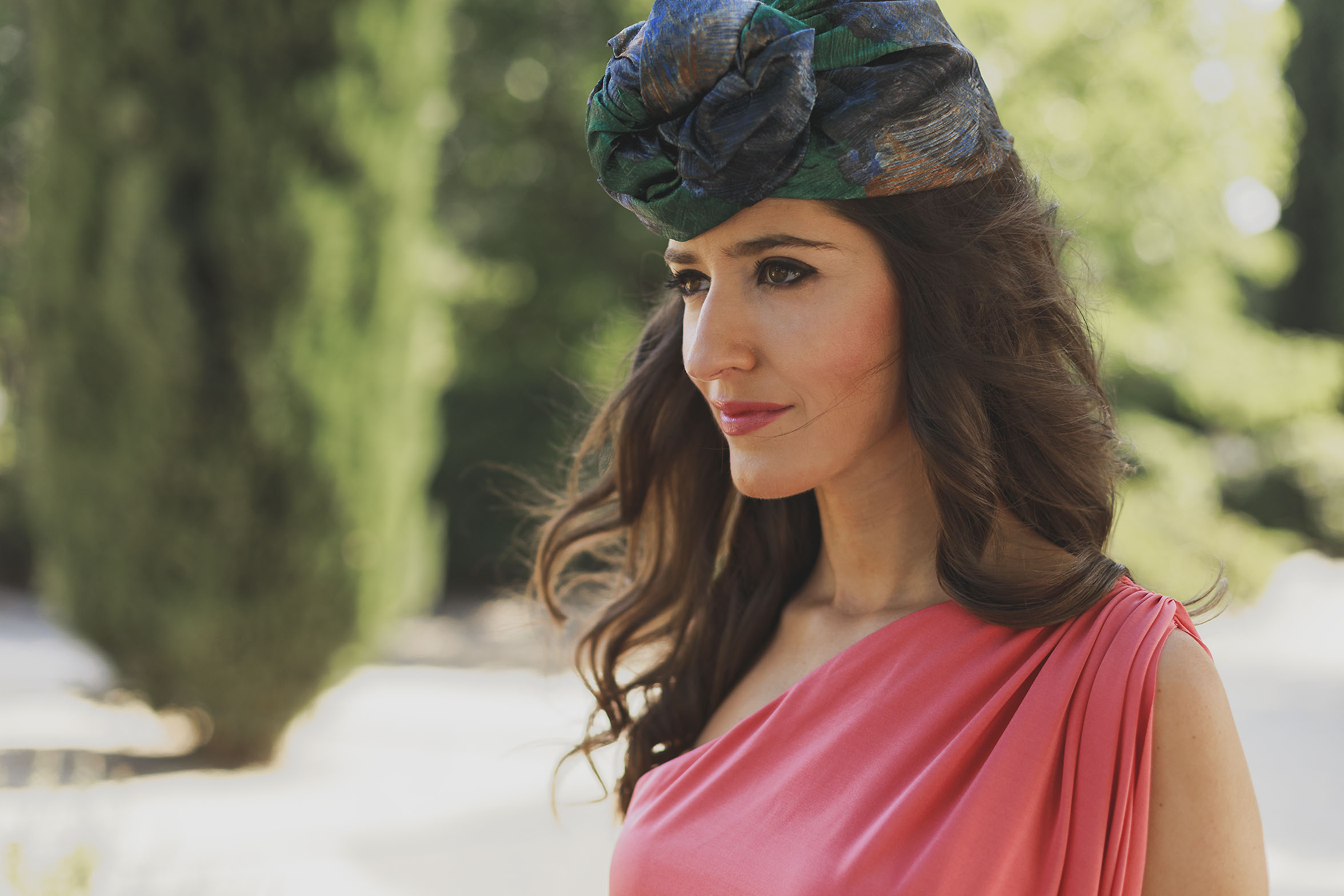 Descubre el maquillaje ideal para resaltar tu vestido coral