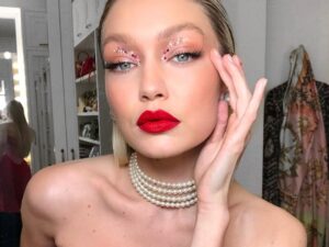 Descubre el encanto del maquillaje retro de los años 80 y revive el estilo icónico de la época