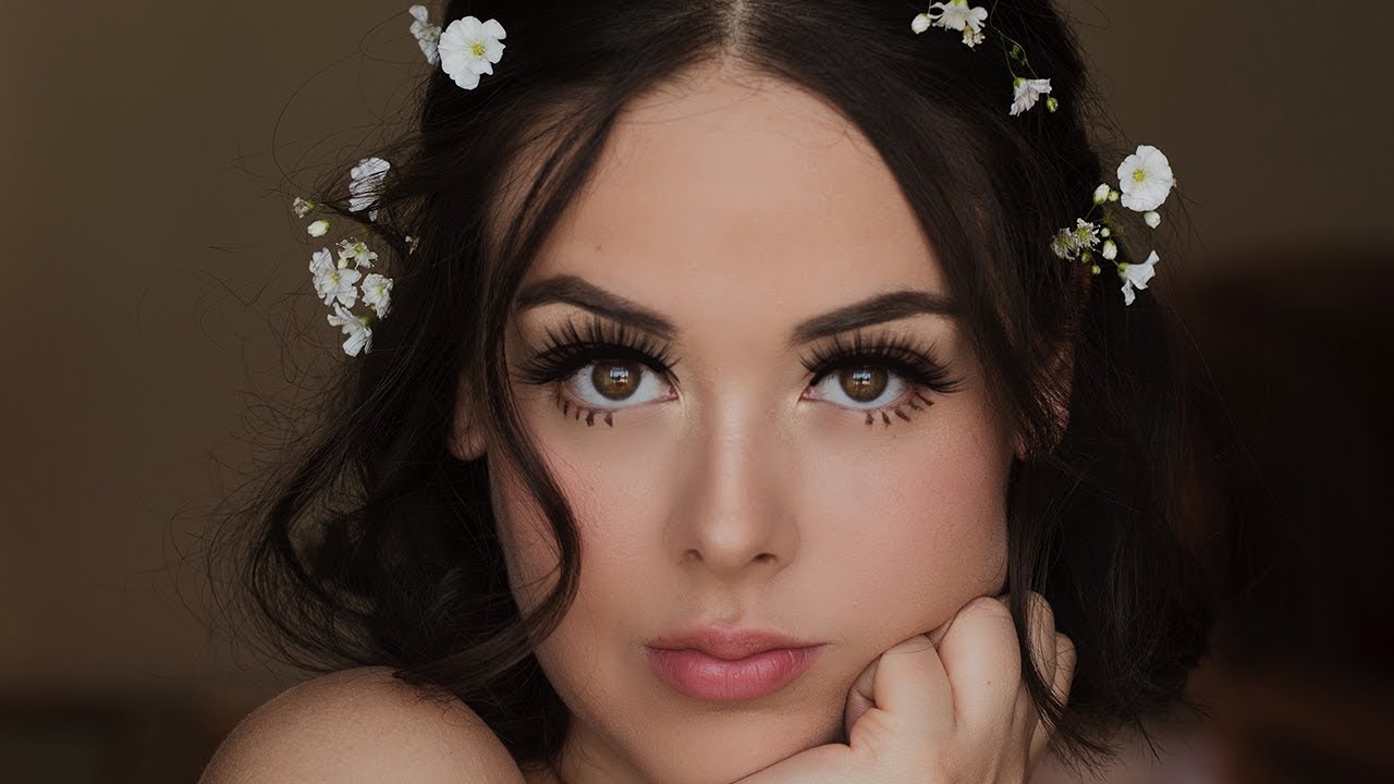Descubre el icónico maquillaje retro de los años 70 y 80.