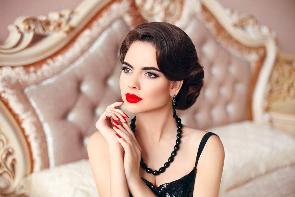 Descubre el maquillaje de los 70 para un look retro y glamoroso
