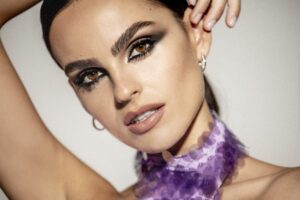 Transforma tu look con el maquillaje rockero para mujer y luce audaz y poderosa