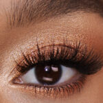 Descubre el maquillaje perfecto para ser la Reina de Corazones. Obtén un look único y seductor con nuestros productos de calidad. Atrae todas las miradas con nuestro tutorial exclusivo.