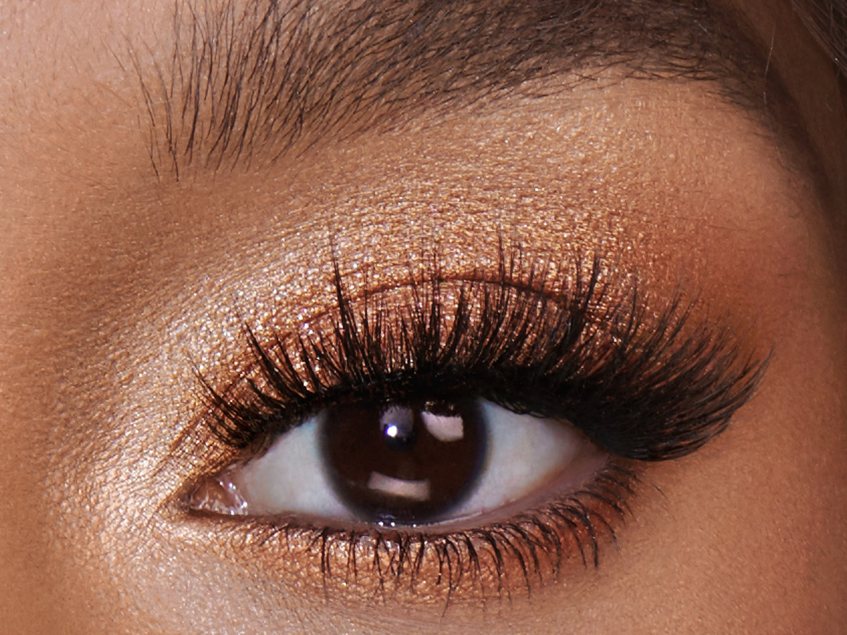 Descubre el maquillaje perfecto para ser la Reina de Corazones. Obtén un look único y seductor con nuestros productos de calidad. Atrae todas las miradas con nuestro tutorial exclusivo.