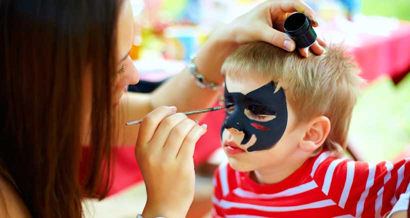 Descubre el encanto del maquillaje Sally para niñas. Obtén resultados asombrosos y divertidos con productos seguros y de calidad. Atrévete a lucir radiante y juega a ser una verdadera princesa.