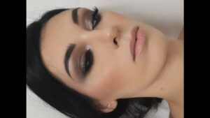 Maquillaje natural de noche para Belleza clara: resalta tu Belleza de forma sutil y elegante