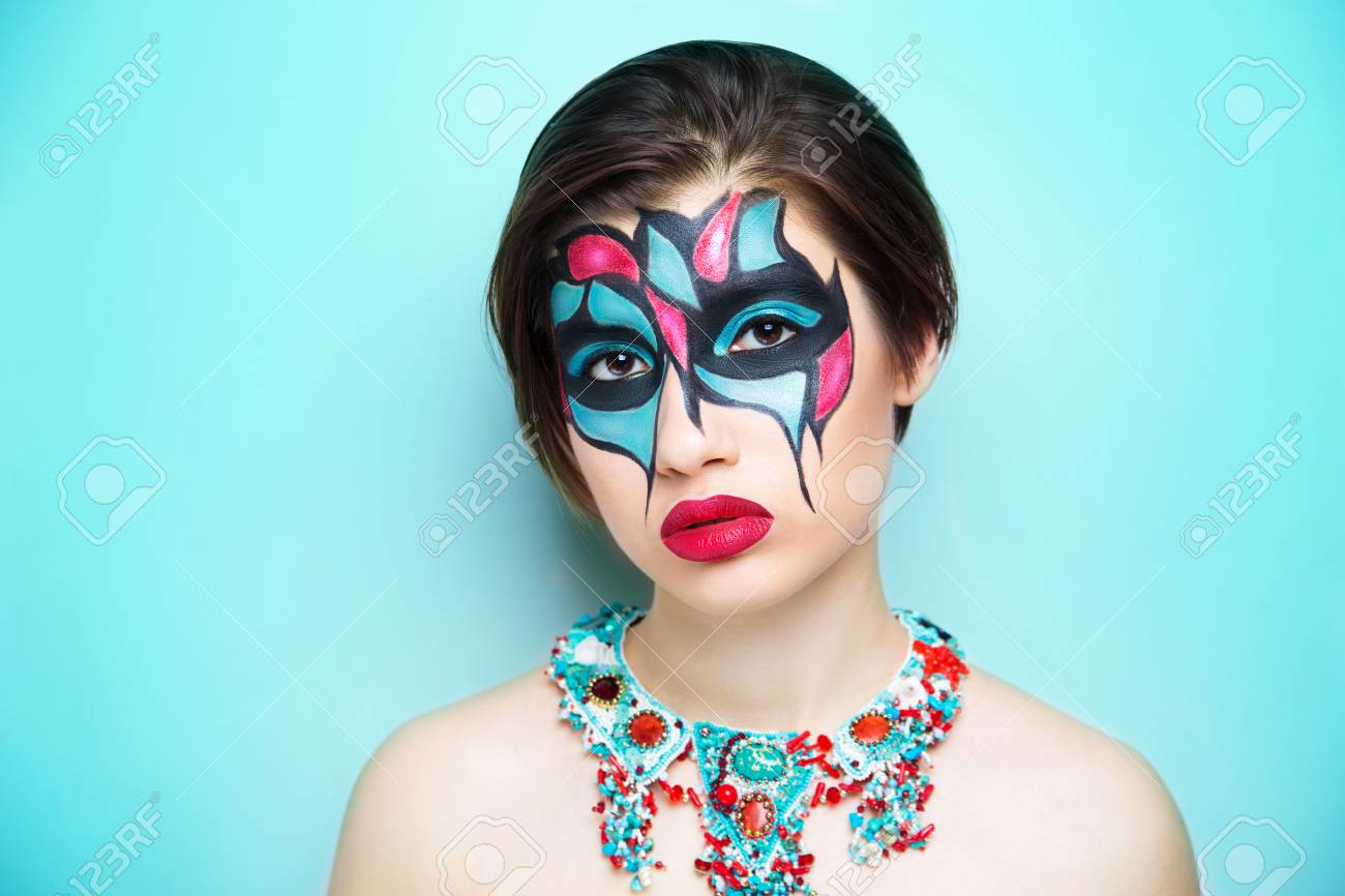 Descubre el arte del maquillaje teatral: técnicas y creatividad. Conviértete en un experto en maquillaje artístico para teatro y sorprende con tus creaciones.