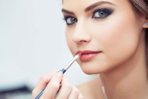 Descubre los beneficios del maquillaje terapéutico para mejorar tu bienestar y autoestima.