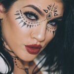 Descubre el fascinante maquillaje artístico tribal: crea tus looks más impactantes.