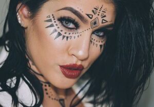 Descubre el fascinante maquillaje artístico tribal: crea tus looks más impactantes.