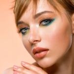 Consigue un look ochentero con nuestro maquillaje verde – ¡Deslumbra con un estilo retro inigualable!