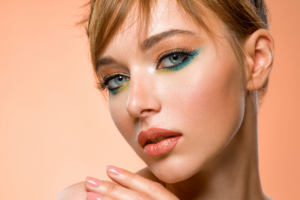 Consigue un look ochentero con nuestro maquillaje verde – ¡Deslumbra con un estilo retro inigualable!