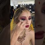 Consigue un look deslumbrante con maquillaje azul turquesa y plateado.