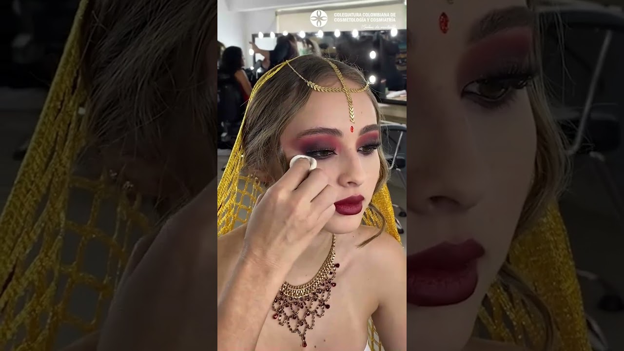 Consigue un look deslumbrante con maquillaje azul turquesa y plateado.