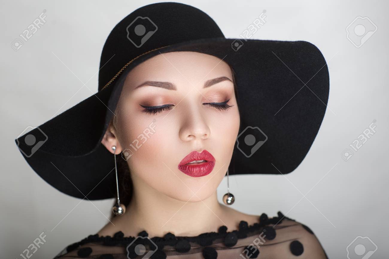 Descubre el encanto del maquillaje vintage con Makeup Barbie