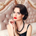 Transforma tu look con el maquillaje vintage de los 70 y 80.