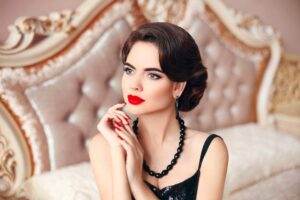 Descubre los secretos del maquillaje vintage de los años 50 y luce un look retro perfecto.