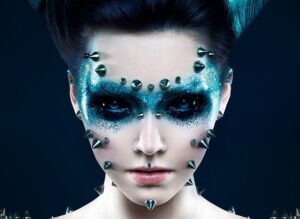 Descubre los secretos del maquillaje y caracterización en un solo lugar
