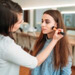 Descubre las últimas tendencias en maquillaje y moda.