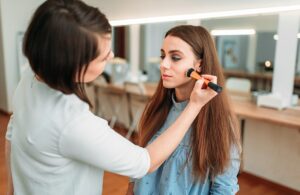 Descubre las últimas tendencias en maquillaje y moda.