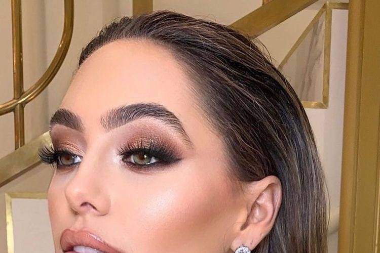 Consigue el look perfecto con nuestros servicios de maquillaje y peinado.