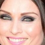Descubre los mejores trucos de maquillaje para resaltar tu Belleza clara y resaltando tus ojos verdes.