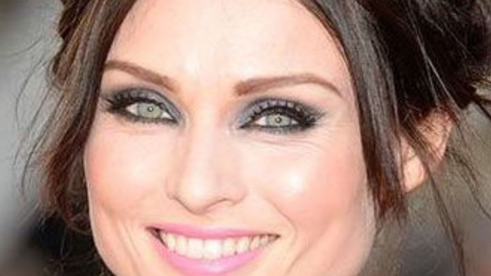 Descubre los mejores trucos de maquillaje para resaltar tu Belleza clara y resaltando tus ojos verdes.