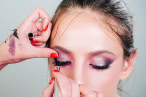 Descubre los mejores consejos de maquillaje para lucir radiante con tu vestido morado.