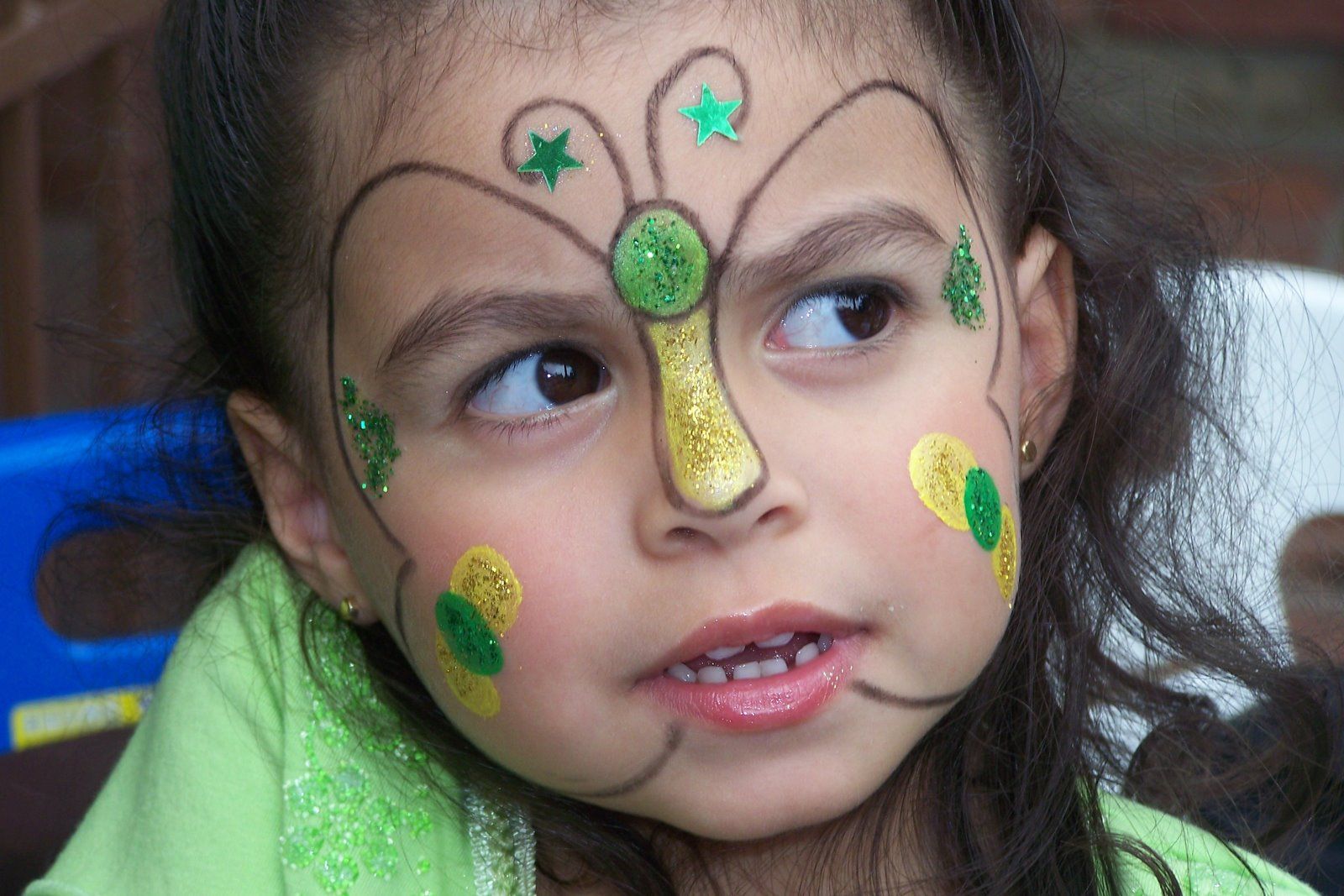 Luce encantadora con nuestro maquillaje de mariposa para niñas