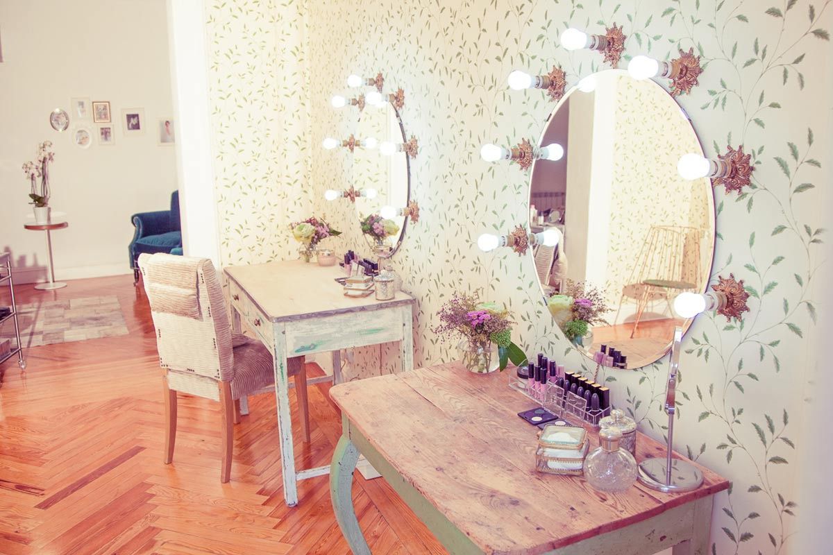 Descubre la elegancia en tu rutina diaria con la mesa de maquillaje estética. Encuentra estilo y funcionalidad en un solo lugar.
