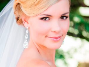 Logra una mirada deslumbrante con nuestro maquillaje de novia glamurosa.