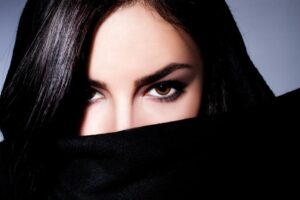 Descubre el maquillaje perfecto para resaltar tus ojos de gato | Tendencias en maquillaje gato para lucir sofisticada y sensual | Transforma tu mirada con el maquillaje gato más trendy | Aprende a hacer un maquillaje gato fácil y rápido | Consejos de expertos en maquillaje gato para un look seductor