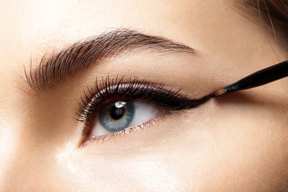 Descubre cómo lograr un look felino con maquillaje para mujer. Potencia tu mirada y resalta tus rasgos con nuestros tips y productos de calidad. ¡Entra y atrévete a lucir como una gata seductora!