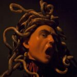 Descubre el mágico maquillaje de Medusa: transforma tu look en un instante.