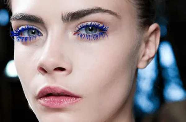Descubre el mágico maquillaje azul tornasol. Potencia tu mirada con un brillo único. Perfecto para un look impactante. ¡Entra y sorpréndete!