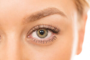 Obtén un look único con maquillaje utilizando delineador blanco abajo. Expresa tu estilo y resalta tu mirada. Encuentra tips y tutoriales en línea.
