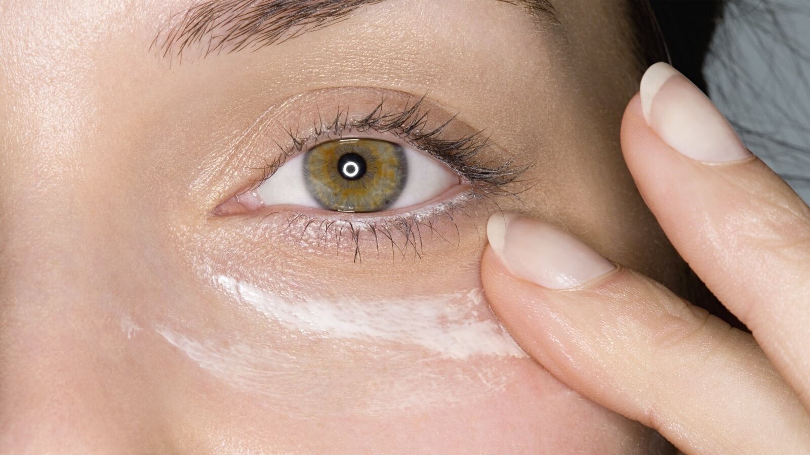 Descubre cómo levantar tus ojos con maquillaje y luce una mirada rejuvenecida
