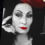 Descubre el maquillaje perfecto para ser como Morticia Addams. Haz click aquí para obtener el look seductor y misterioso que siempre has deseado. Ideal para los fanáticos de la familia Addams.