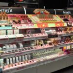 Descubre los increíbles beneficios del mostrador de maquillaje Benefit