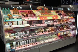 Descubre los increíbles beneficios del mostrador de maquillaje Benefit