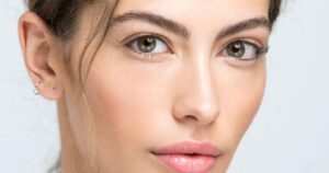 Descubre los mejores consejos de maquillaje para mujeres de 60 años y luce radiante y rejuvenecida