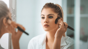 Consejos de maquillaje para lucir radiante a los 50 años